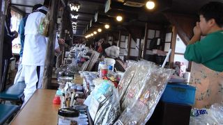 おばちゃんたちが焼いてくれます　＠波戸岬のサザエ