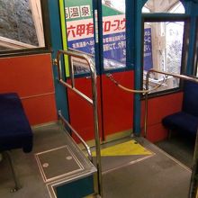 六甲ケーブルの車内は階段のよう