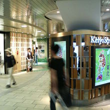 京葉線への乗り換えの人でいつも混みあっています。