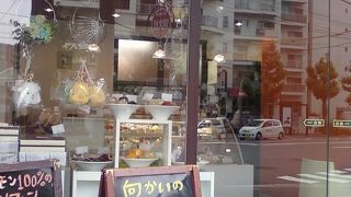 ケーキも内装もかわいいお店です。