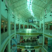 何でも揃う、きれいなショッピングモール