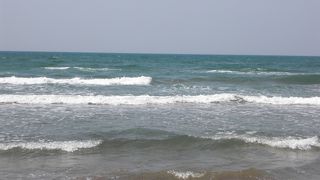 波打ち際ギリギリまで車で行けます。