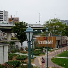 堂島川沿いにはリバーカフェも