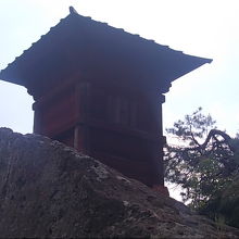 足下にある納経堂