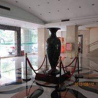 何故、壺をそんなに大事そうに？　