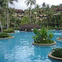 プールはきれいだが深い