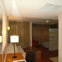 右奥がベッドルーム、右手前がバスルーム。ドアはない。