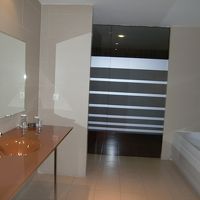 バスルーム。浴槽はジャグジー付。シャワーブースは隣にある