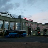 外観。横長。反対側にカルフールが見える