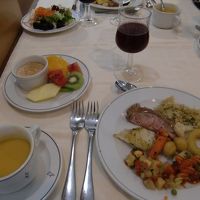 ホテル内で夕飯のビュッフェ。サングリアが美味しかった