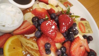 パンケーキとオムレツ・・デカッ・・＾＾