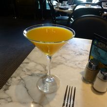 オレンジジュースはオシャレにカクテルグラスに。