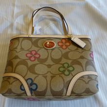 コーチのバックは60ドル。