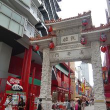 長安門。左はしの自販機が可愛い。