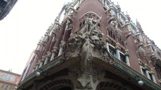 荘厳な作りの裏路地の施設