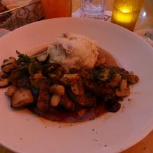 赤ワインとマッシュルームのソースのステーキ。