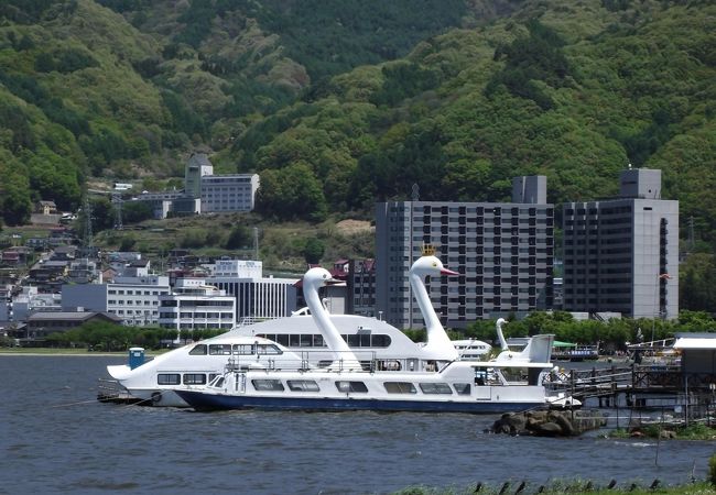 諏訪湖には遊覧船・ボートのりばが２ヶ所あります