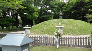 緑多き場所に、深い悲しみが。