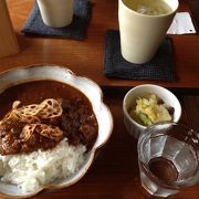 お庭を眺めながら、萩焼のお皿でカレーを