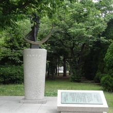 祈念像と詩碑。