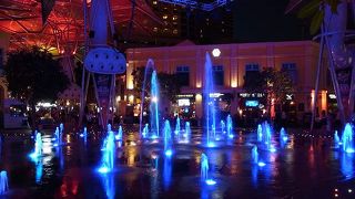 多くの人で賑わうレストラン・バースポットです。