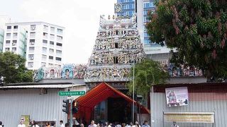 リトルインディア駅からすぐにある、現役のヒンドゥ寺院です。