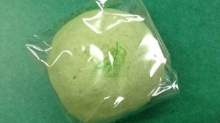 生産地の枝豆畑に入り枝豆のさやを取り、「ずんだ」餡になる枝豆は、味も香りも強くお菓子には、最高の味です。