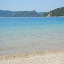 青く透き通った海