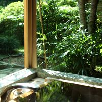 新緑が美しい客室の温泉（大観の間・5月）