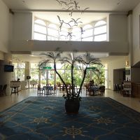 チェックイン・ホール　車寄せが狭いのが惜しまれる。