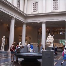 彫刻のある広場