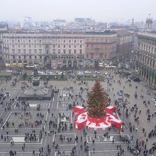 上からの眺望その２。広場全体が見渡せます。