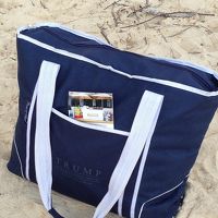 ビーチバッグ。タオル、日焼け止め、お水、フルーツ入り。