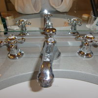 洗面所、蛇口の上を引っ張ると水栓が閉まって水が溜まる