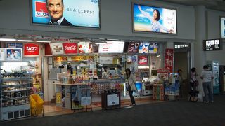 日本航空側にある軽食のとれるスナックコーナー