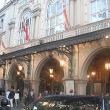 ランブラ通りに面した入口。