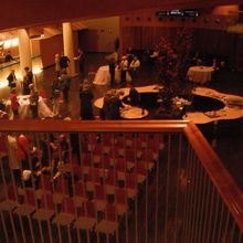 土間席の下層の広いロビーラウンジ。