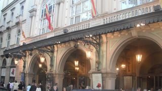 趣ある劇場でオペラを。