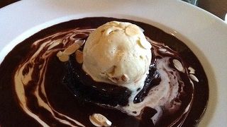 ヘム（路地奥）にある、阿片精製工場を改築したフレンチカフェ