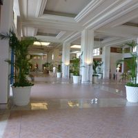 白を基調とした落ち着いたロビー