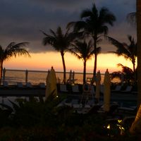 夕焼けのプールサイドの景色