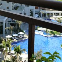 ホテル内から見たプール