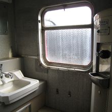 昔の手洗い場。子供の時乗った特急はまさにこれだった。