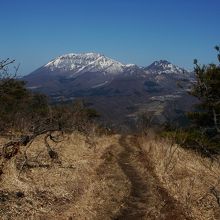 下山時に登山道から大山方面をのぞむ