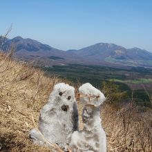 ４月中旬。残雪で作った「冬ソナ」風の雪だるま。