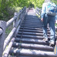 定山渓ダム資料館の横からダムの上のほうに登ることができる