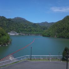 ダムの上からの景色