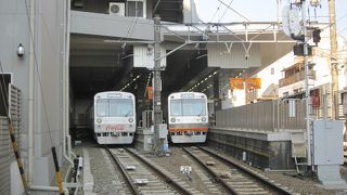 大型テナントビルと一体になった駅