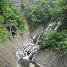 第一観瀑台と袋田の滝（三，四段目）