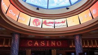 大きなカジノですが、出入り口は１つなので、奥まで進むと戻るのが大変です。